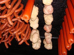 Kész kolbászok már a füstölőben (jobb oldali vastag a stifolder)