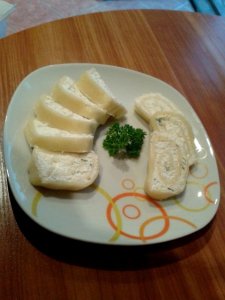 fuszeres_turo_toltelekes_sajttekercs